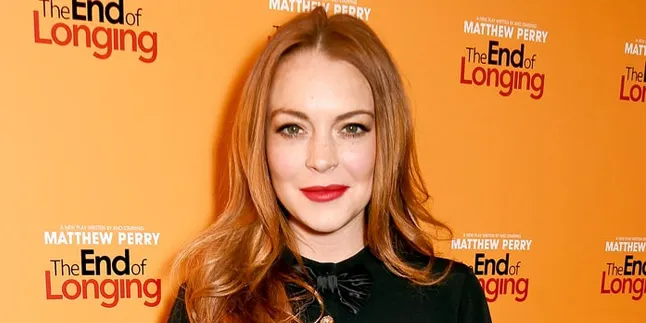 Datangi New York, Lindsay Lohan Dipaksa Lepas Kerudung di Bandara