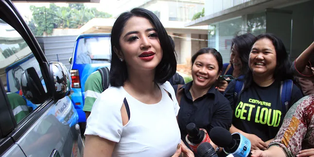 Datangi Polda, Dewi Perssik Pakai Mobil Dan Busana Serba Hitam