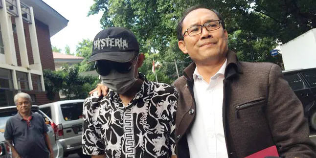 Datangi Undangan KPAI, Korban DS Tutupi Wajahnya Pakai Masker Datangi Undangan KPAI, Korban DS Tutupi Wajahnya Pakai Masker