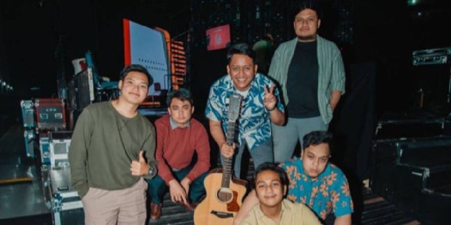 Daun Jatuh Rilis Single yang Berjudul BIRU