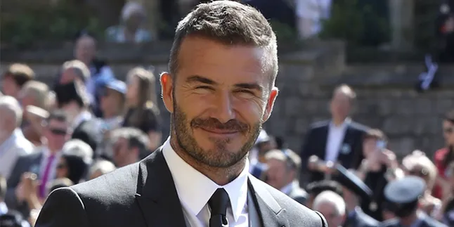 David Beckham Pakai Makeup Mencolok di Cover LOVE Magazine