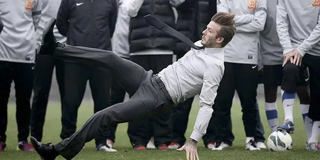 David Beckham Terpeleset Saat Pamer Tendang Bola