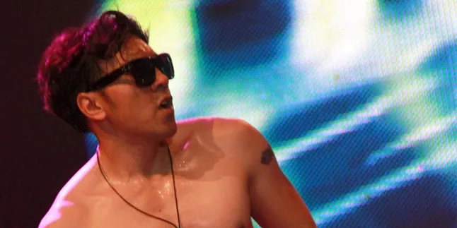 David Naif Pamer Perut Six Pack di Konser 17th AnNAIFersary