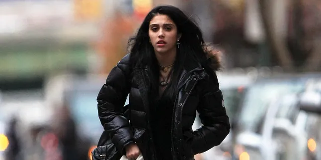 Debut Anak Madonna di NYFW, Lourdes Leon Tampil Ala Gadis Gypsy