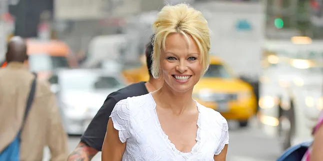 Debut di Dunia Model, Putra Pamela Anderson Digaet Saint Laurent