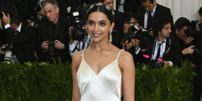 Debut di MET Gala, Deepika Padukone Pakai Gaun Backless Cantik
