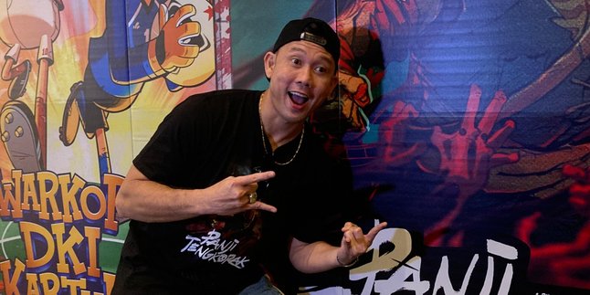 Debut as a Voice Actor in 'PANJI TENGKORAK', Denny Sumargo Plays Sword Fighting in the Studio