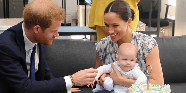 Debut Tur Kerajaan Baby Archie, Makin Mirip Pangeran Harry Dengan Rambut Merah!