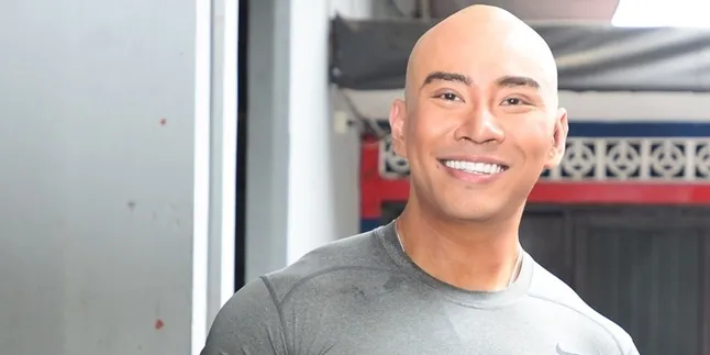 Deddy Corbuzier Tangkap dan Paksa Hater Sujud di Kaki Ibunda Deddy Corbuzier Tangkap dan Paksa Hater Sujud di Kaki Ibunda
