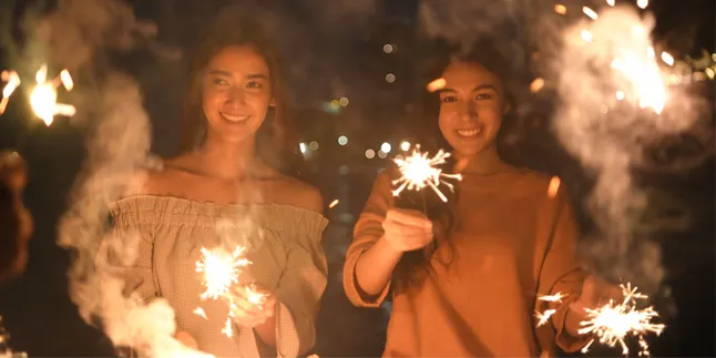 Definisi Momen Akhir Tahun Bahagia ala Milenial, Ngapain Ya?