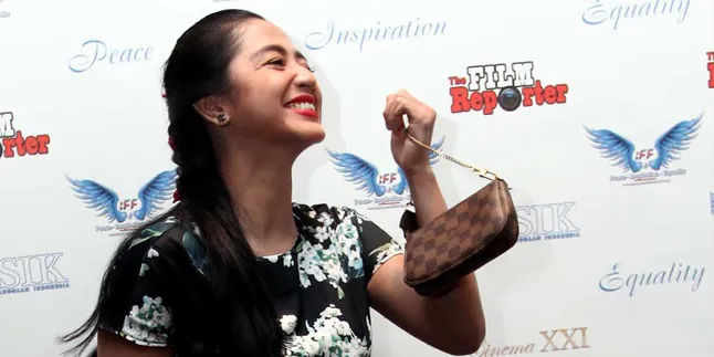Dekat-Dekat Ahmad Dhani, Dewi Perssik Dilabrak Mulan Jameela? Dekat-Dekat Ahmad Dhani, Dewi Perssik Dilabrak Mulan Jameela?