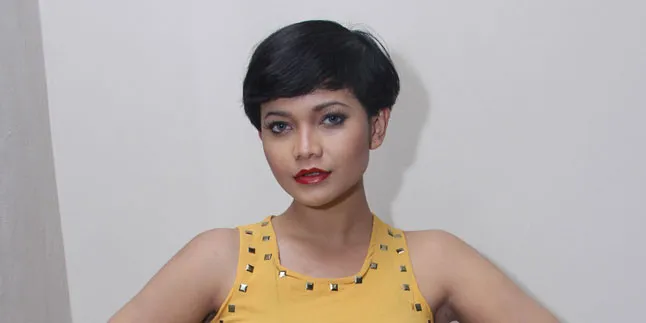 Dekat Pria Bule, Citra Scholastika Hati-Hati