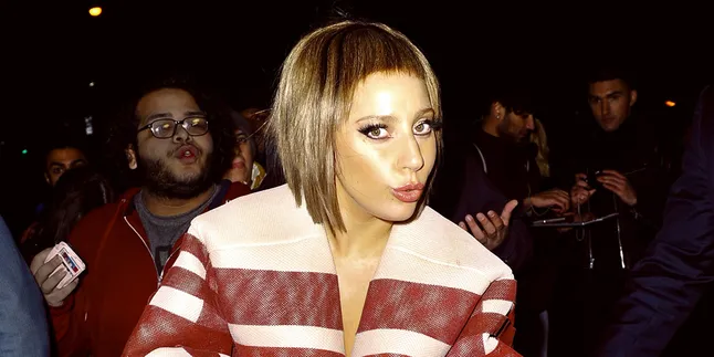 Demam 'HUNGER GAMES', Lady Gaga 'Bakar' Rambutnya Sendiri
