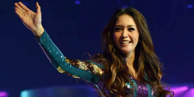 Demi Al Ghazali, Maia Estianty Terbang ke Hong Kong Demi Al Ghazali, Maia Estianty Terbang ke Hong Kong