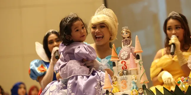 Demi Anak, Ayu Ting Ting Rela Berdandan Bak Puteri Cinderella