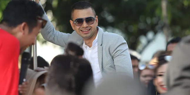Demi Baksos ke Panti Asuhan, Raffi Ahmad Naik Ojek Demi Baksos ke Panti Asuhan, Raffi Ahmad Naik Ojek