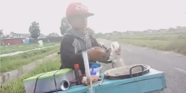 Demi Bisa Sekolah, Bocah 10 Tahun Rela Keliling Jualan Cilok