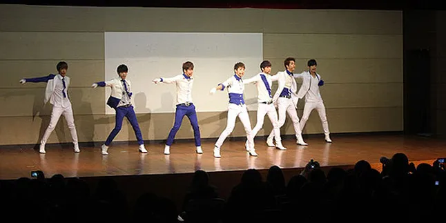 Demi Fans, A-JAX Gelar Mini Show di Aula Universitas Demi Fans, A-JAX Gelar Mini Show di Aula Universitas