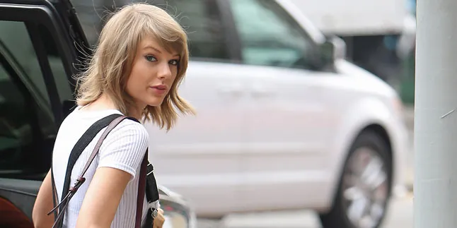 Demi Hindari Paparazzi, Taylor Swift Jalan Seperti Kepiting! Demi Hindari Paparazzi, Taylor Swift Jalan Seperti Kepiting!