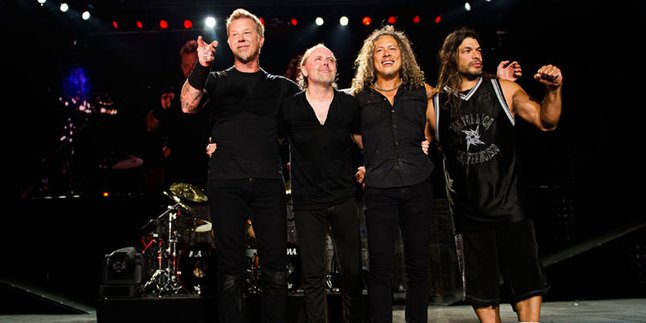 Demi Konser Metallica, Untuk Pertama Kalinya Rumput GBK Diberi Penutup