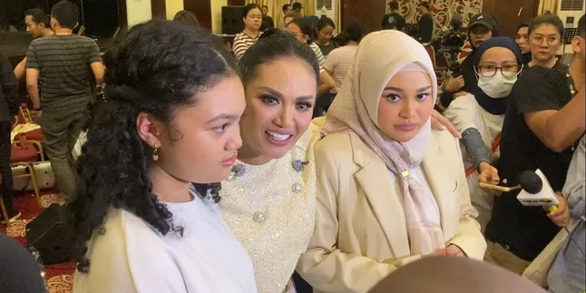 Demi Konser 'Semesta', Aurel Hermansyah Sebut Krisdayanti Puasa Ngomong