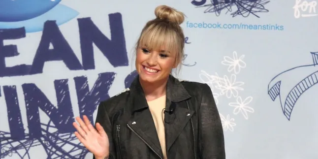 Demi Lovato Dikabarkan Sakit Tenggorokan Demi Lovato Dikabarkan Sakit Tenggorokan