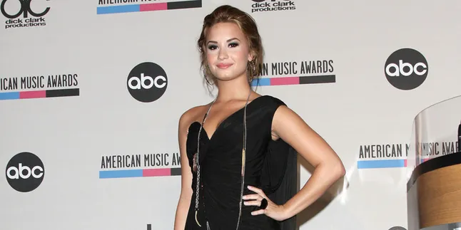 Demi Lovato Rombak Rambut Lagi?