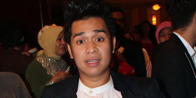 Demi Olga Syahputra, Dorce Gamalama Rela Naik Motor ke Rumah Duka Demi Olga Syahputra, Dorce Gamalama Rela Naik Motor ke Rumah Duka