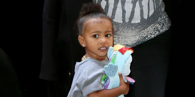 Demi Peluk & Cium Baby Saint, North West Rela 'Buang' Mainannya Demi Peluk & Cium Baby Saint, North West Rela 'Buang' Mainannya