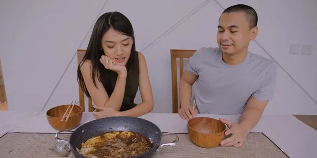 Demi Raditya Dika, Anissa Aziza Rela Belajar Masak Sukiyaki Demi Raditya Dika, Anissa Aziza Rela Belajar Masak Sukiyaki
