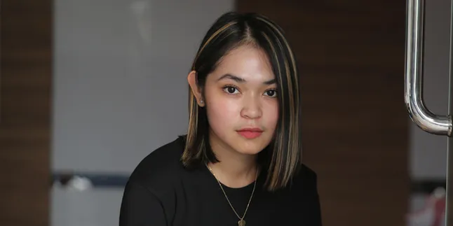 Demi Sepatu Sneakers Idaman, Regina Poetiray Rela Terbang ke Jepang Demi Sepatu Sneakers Idaman, Regina Poetiray Rela Terbang ke Jepang
