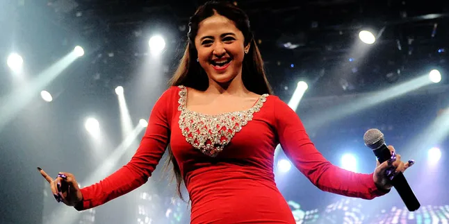 Demi Shahrukh Khan, Dewi Perssik Rela Diputus Pacar