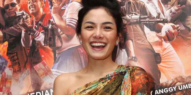 Demi Tahu Petis, Nikita Mirzani Rela Nongkrong di Trotoar!