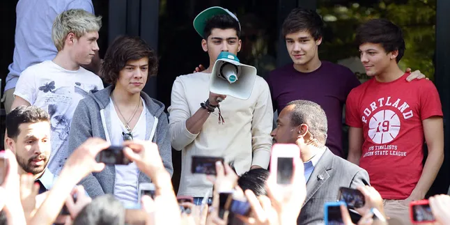 Demi Totalitas, One Direction Rela Kedinginan