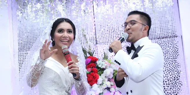 Denada dan Ihsan 'Naik Pelaminan', Sebarkan Cinta Pada Dunia Denada dan Ihsan 'Naik Pelaminan', Sebarkan Cinta Pada Dunia