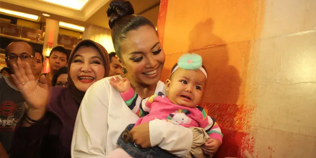 Denada: Lihat Anak, Saya Kayak Melihat Keajaiban Tiap Hari Denada: Lihat Anak, Saya Kayak Melihat Keajaiban Tiap Hari