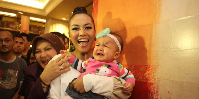 Denada: Masih ASI, Anak Nempel Terus