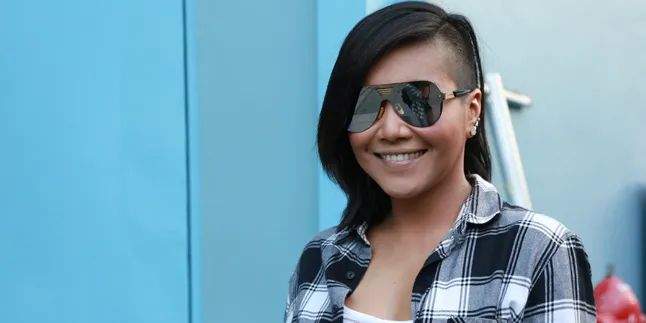 Denada, Soal Rambut Baru Sampai 'Cinlok' Dengan Jesse Wilde Denada, Soal Rambut Baru Sampai 'Cinlok' Dengan Jesse Wilde