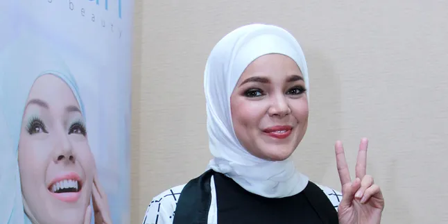 Dengan Kehadiran Suami, Ramadan Dewi Sandra 'Naik Kelas' Dengan Kehadiran Suami, Ramadan Dewi Sandra 'Naik Kelas'