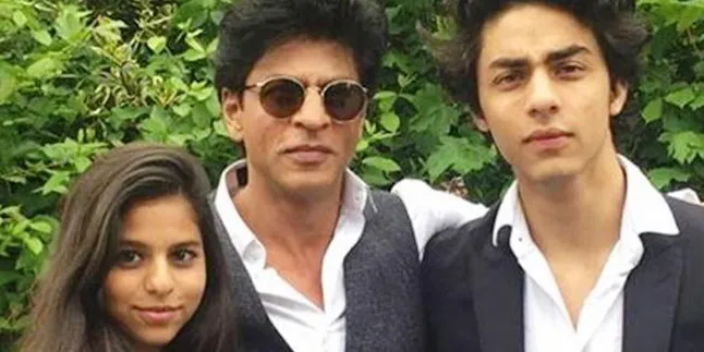 Dengan Rambut Basah, Aryan Khan Santai Melangkah di Bandara Mumbai