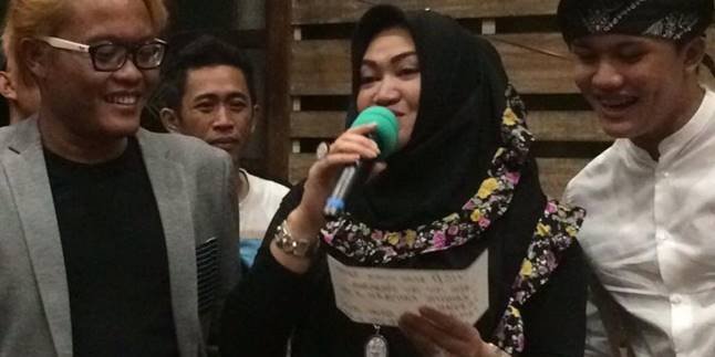Hearing the News of Lina's Death, Rizky Febian Comes to the Funeral Home Before Sule
