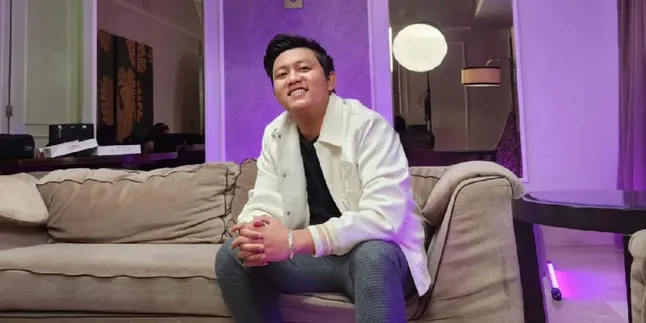 Denny Caknan Ikut Kerja Bakti Bareng Warga, Santai Pakai Sandal Japit & Celana Pendek Denny Caknan Ikut Kerja Bakti Bareng Warga, Santai Pakai Sandal Japit & Celana Pendek