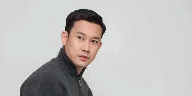 Denny Sumargo Undergoes Eye Bag Surgery and Hair Treatment