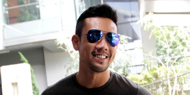 Denny Sumargo Pernah Dicium Sambil Digigit Fans