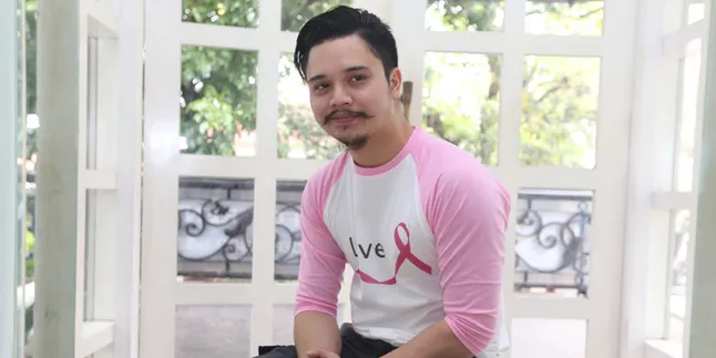 Derby Romero dan Sang Pacar Sama-Sama Suka Motor Tua