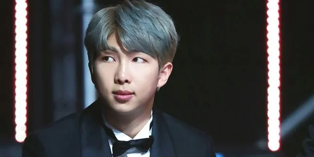 Deretan Momen yang Buktikan RM BTS Adalah Cowok Hangat & Perhatian Pada Fans Deretan Momen yang Buktikan RM BTS Adalah Cowok Hangat & Perhatian Pada Fans