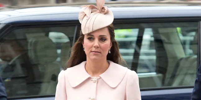 Deretan Warga Inggris Sudah Nanti Kate Middleton di Rumah Sakit