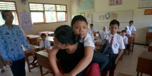 Derita Penyakit Langka, Siswa SD Dibopong Pulang Pergi Oleh Ibu