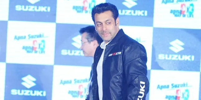Dermawan, Salman Khan Beli Sebuah Motor Untuk Fansnya