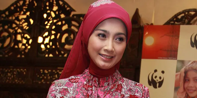 Desy Ratnasari Wajibkan Anak Belajar Baca Alquran Desy Ratnasari Wajibkan Anak Belajar Baca Alquran